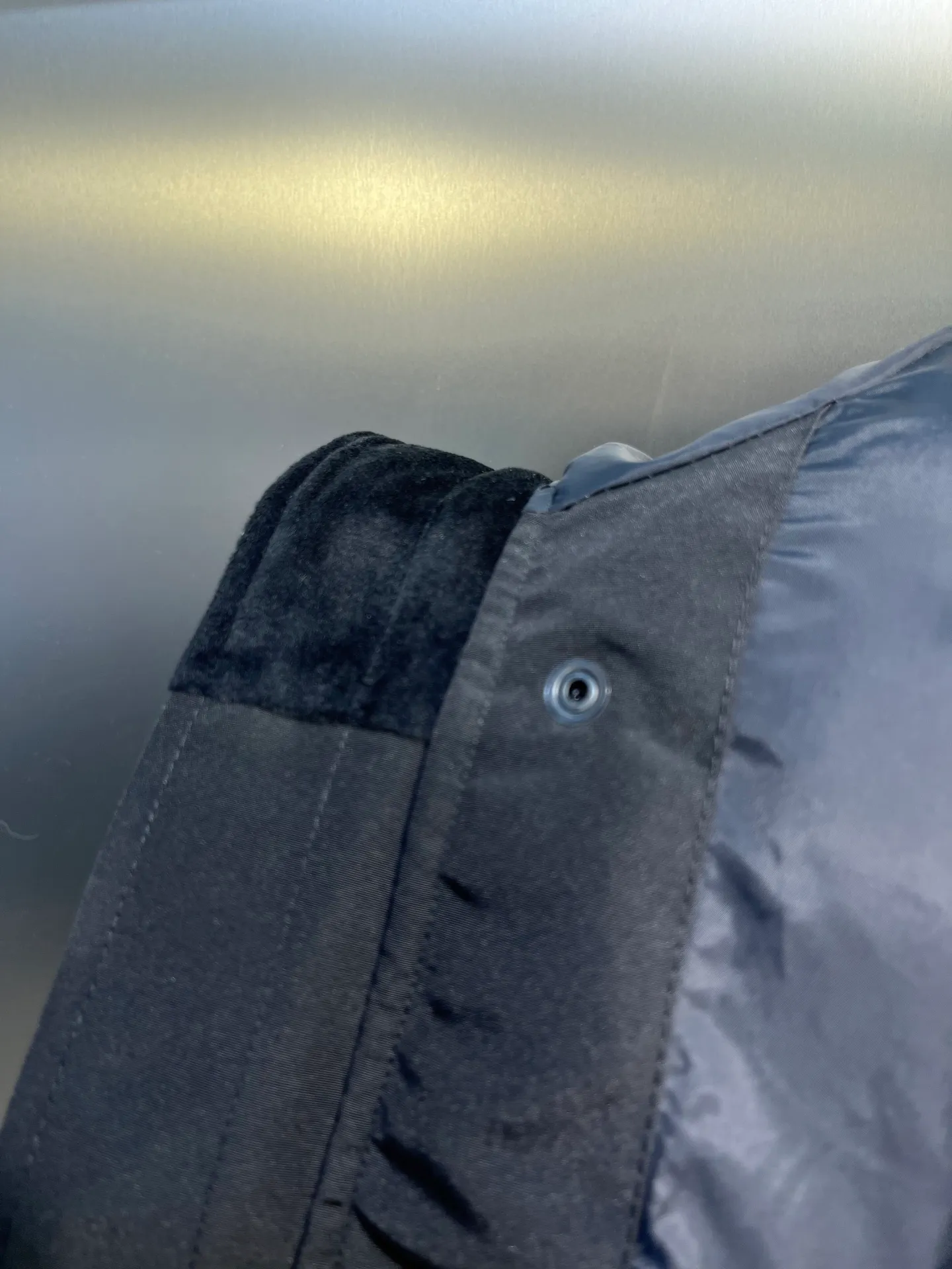 P720 high-end version black (new version of Big Goose 01) Canada Goose Canada Goose #Chilliwack 7999M bomber jacket short down jacket/01 model #Men and Women Same Style# ➖ Genuine synchronous anti-counterfeiting chip sensor! ➖ Imported 21S polyester-cotton blended original fabric [last year’s 16S/18S hard fabrics have been completely eliminated, this year all use 21S genuine synchronous fabrics, the soft mid-strap feels delicate and textured], genuine synchronous Feather-Light 10D waterproof coating fabric, made of 84.5 polyester fiber and 15.5 cotton, 100% the best feel in the entire network! ➖ The genuine official website is synchronized with the national standard 80 white duck down, you can check the official website customer service, there will never be a series of misleading claims such as 90 down or goose down! ➖ Using the best nylon lining with double double-layer sealing design, velvet-proof No. 7 needle + grid-filled down ready-made garments, there is 100% no so-called velvet running! ➖ The cuffs are designed with thickened seamless threads, and the collar and pockets are lined with top-quality polar fleece to keep you warm and comfortable! ➖ Yoshida YKK provides original custom-made electroplated sliders. YKK two-way lockable zippers are tight and smooth and will not peel off paint! ➖ 3M composite guarantees that the Velcro is the same as the original, durable, and all accessories and hardware are custom-made! ➖ Imported BEHRINGER embroidery machine to customize the 10,000-needle embroidery logo, 98% of which can be reproduced to restore the original logo. You can check and compare on the official website! ➖ The fur collars are all made of large pieces of Western Canadian blue wolf hide, ensuring that each fur collar is 13-15cm wide!   Size:XS-XXL